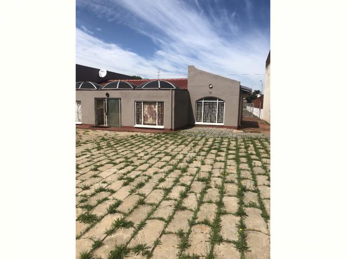 4 Bedroom House for Sale For Sale in Lenasia South - MR545500