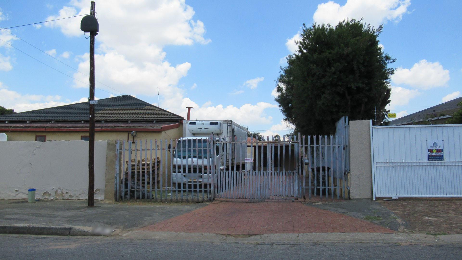 Front View of property in Primrose