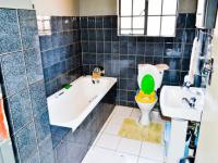 Bathroom 1 - 6 square meters of property in Doornpoort