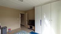 Bed Room 1 - 15 square meters of property in Noordhang