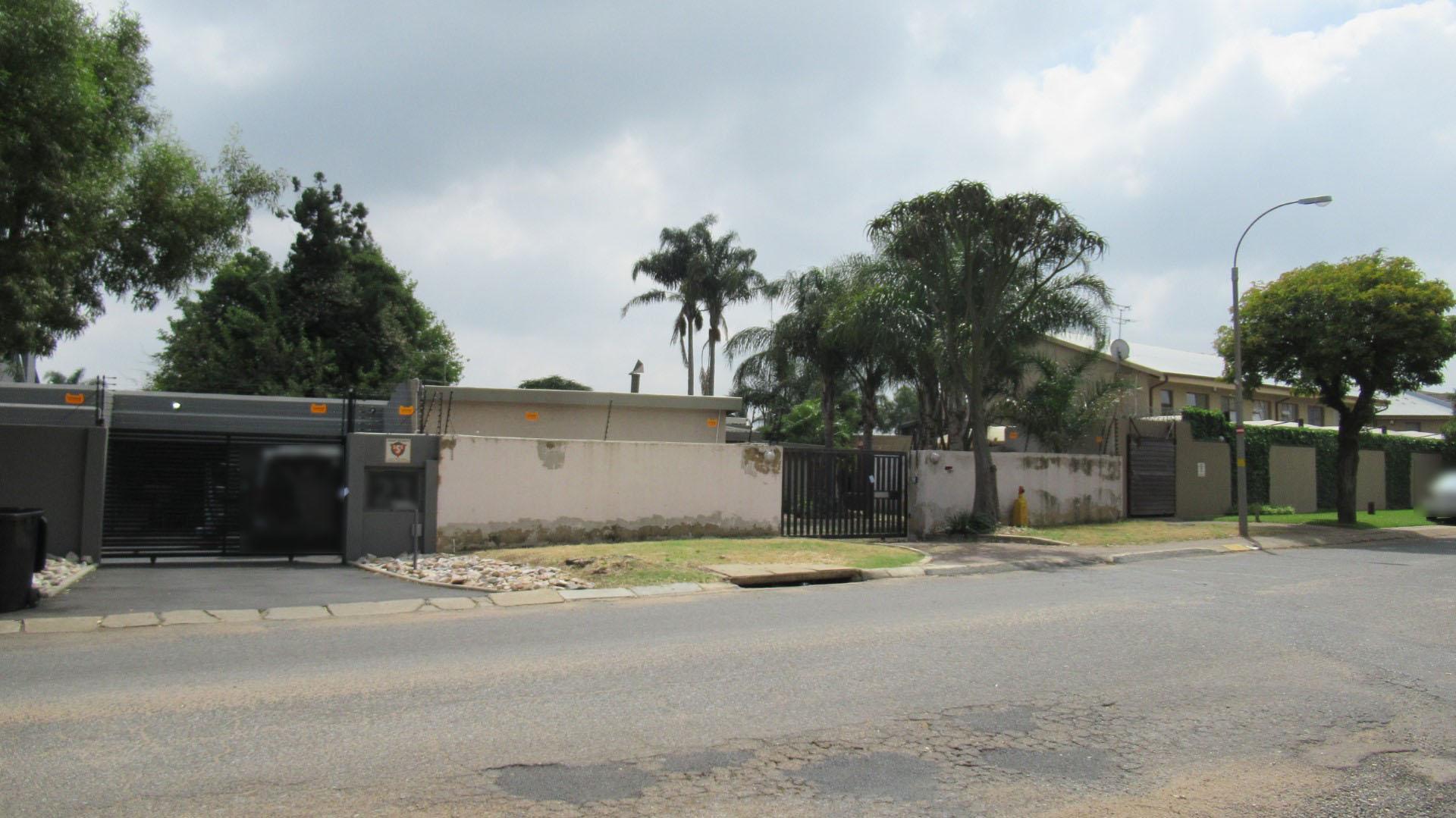 Front View of property in Glenmarais (Glen Marais)