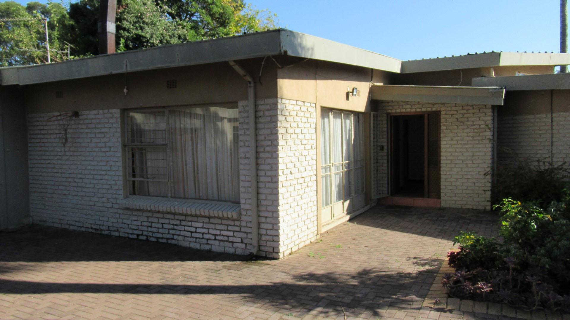 Front View of property in Glenmarais (Glen Marais)