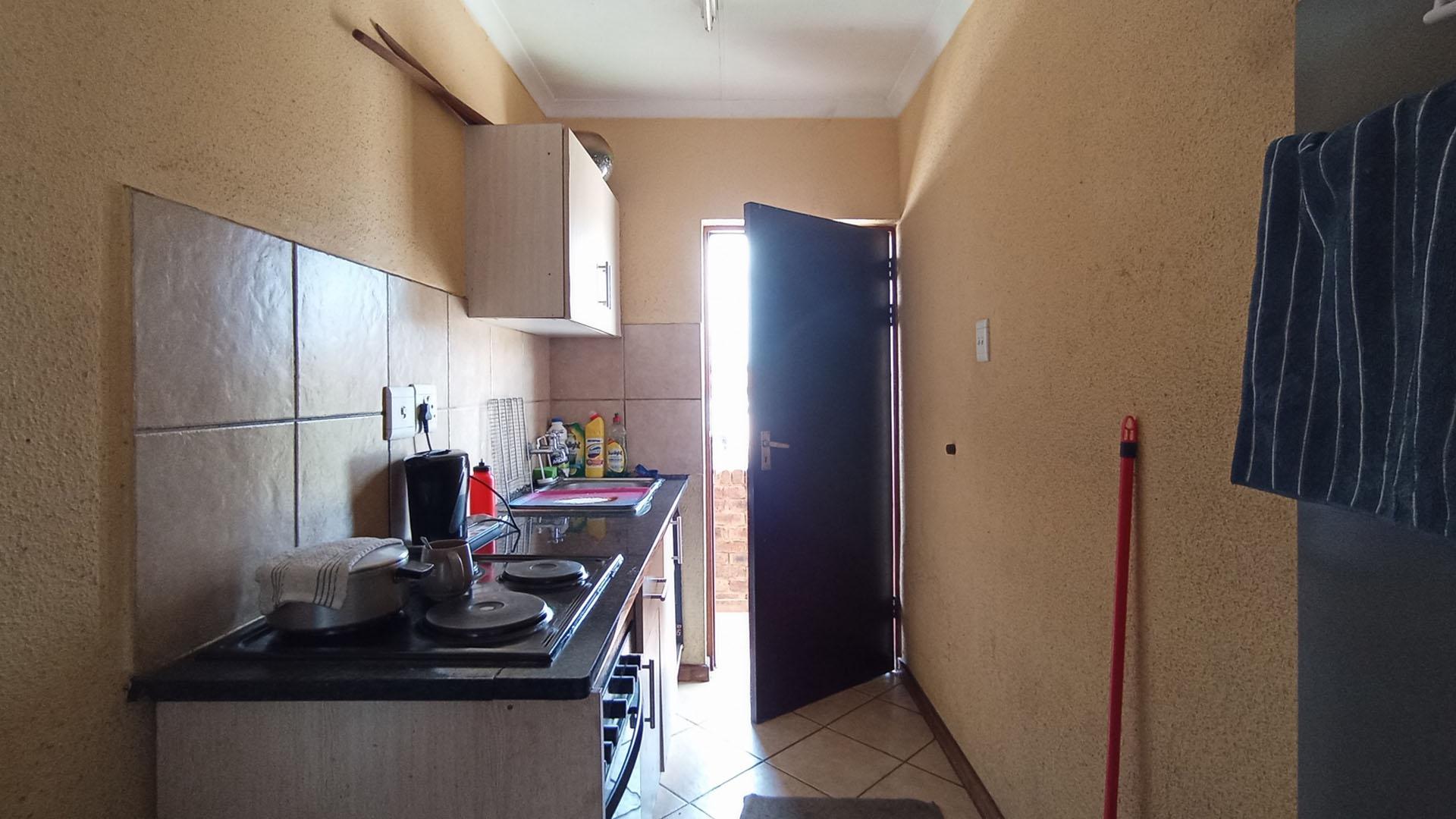 Kitchen - 3 square meters of property in Olievenhoutbos