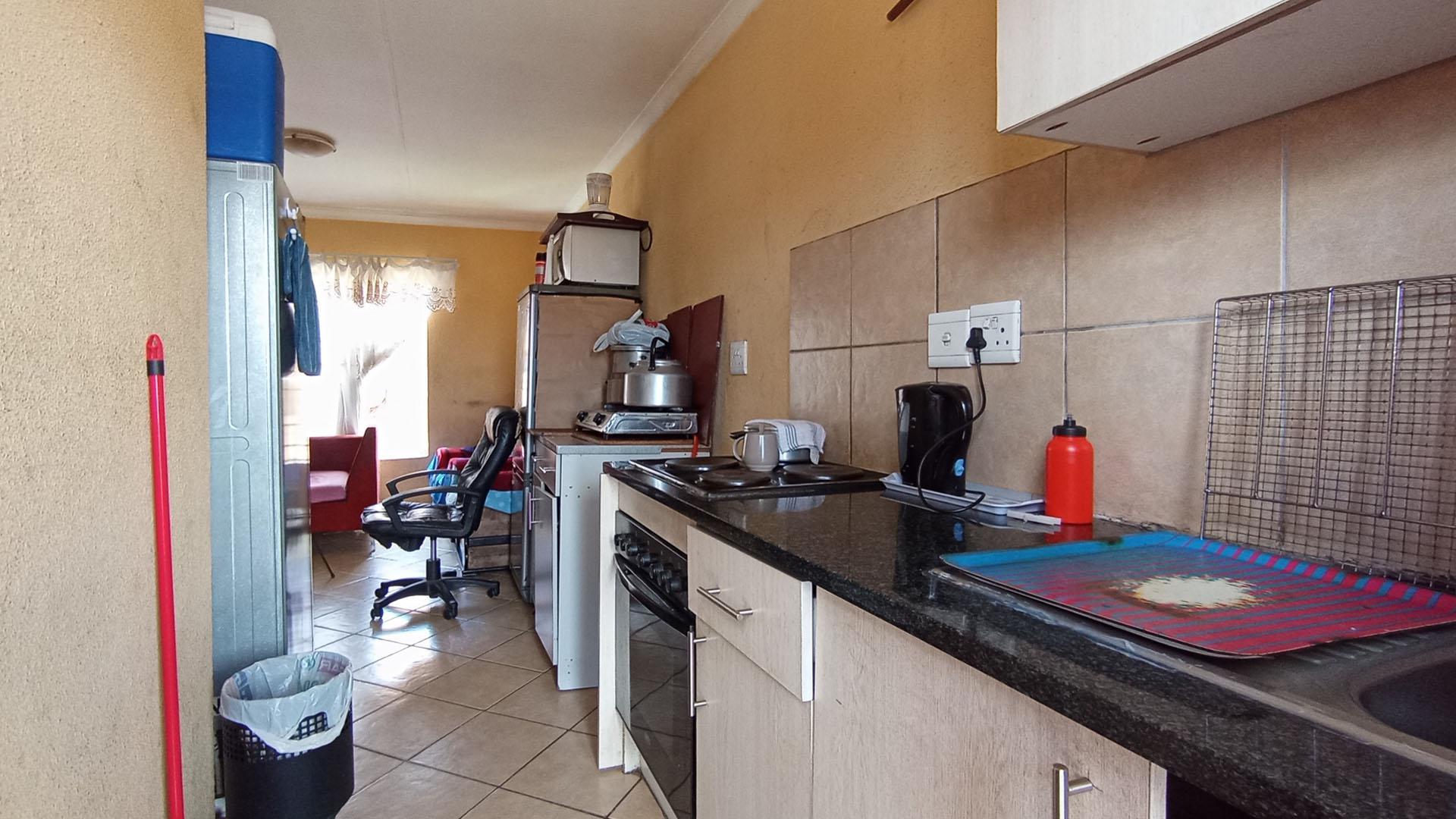 Kitchen - 3 square meters of property in Olievenhoutbos