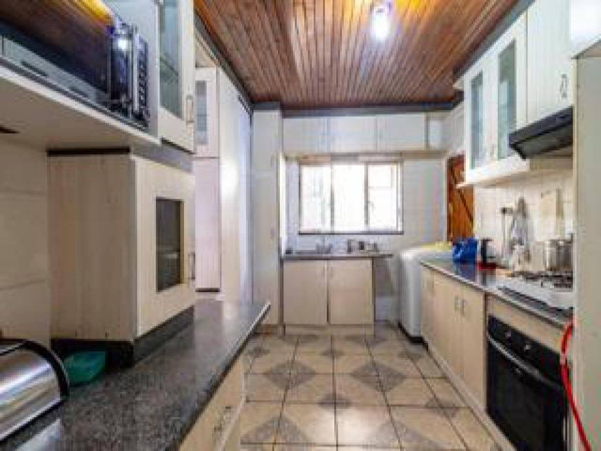 Kitchen - 24 square meters of property in Fleurhof