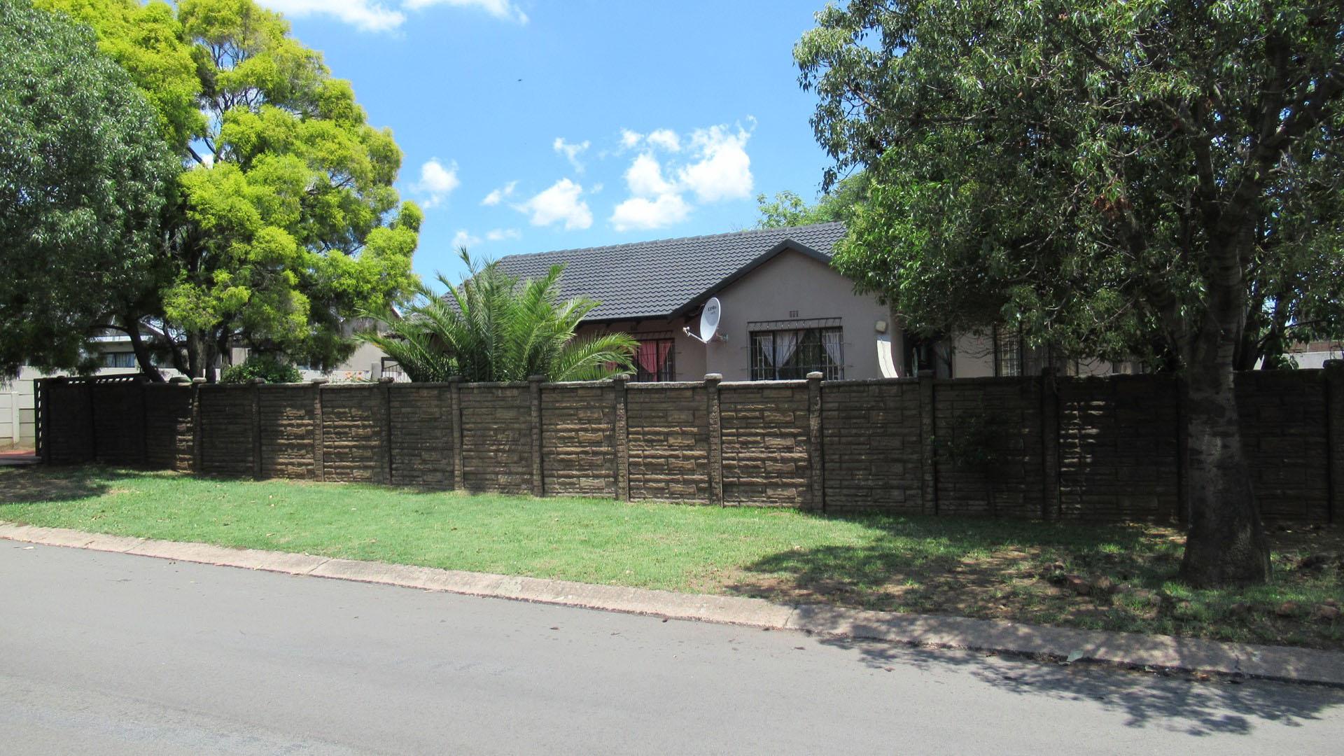 Front View of property in Brackendowns