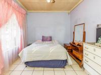 Bed Room 1 - 14 square meters of property in Brackendowns