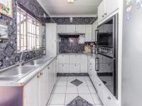 Kitchen - 11 square meters of property in Brackendowns