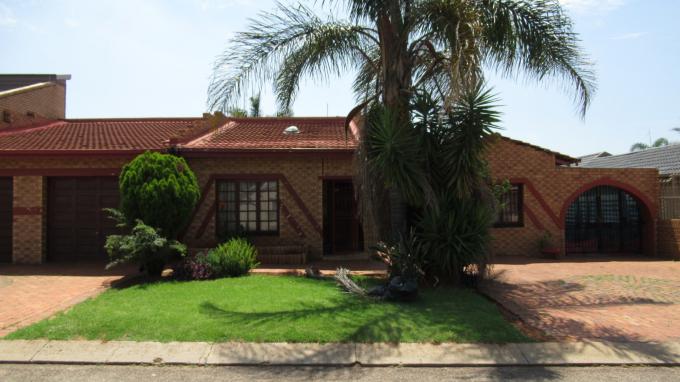 SA Home Loans Sale in Execution 4 Bedroom House for Sale in Lenasia - MR555394