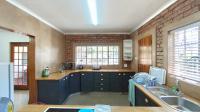 Kitchen - 13 square meters of property in Hayfields