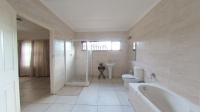 Main Bathroom - 19 square meters of property in Hibberdene