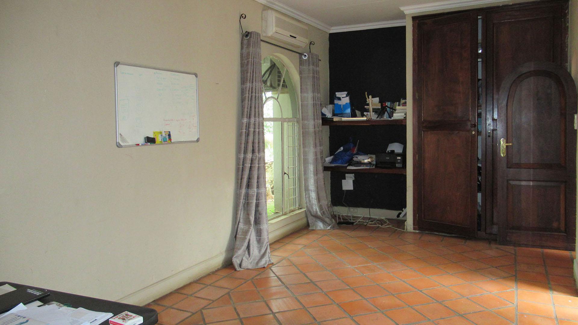 Study - 42 square meters of property in Mulbarton