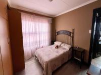 Main Bedroom of property in Heidedal