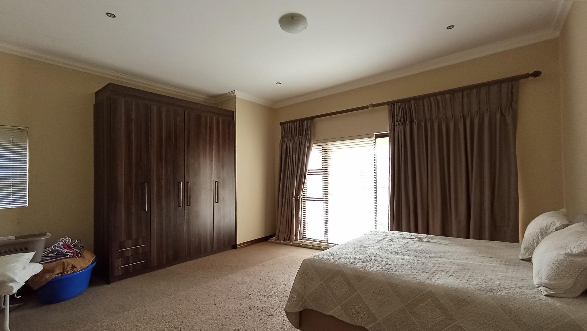 Bed Room 1 - 27 square meters of property in Blue Valley Golf Estate