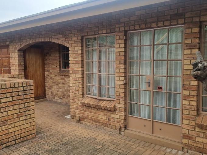 3 Bedroom Simplex for Sale For Sale in Protea Park (North West) - MR558914