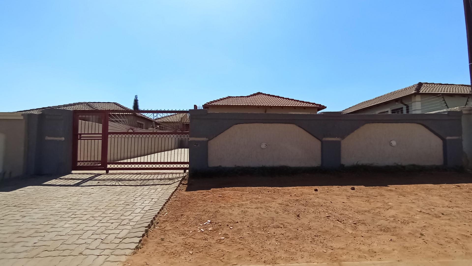 Front View of property in Clayville