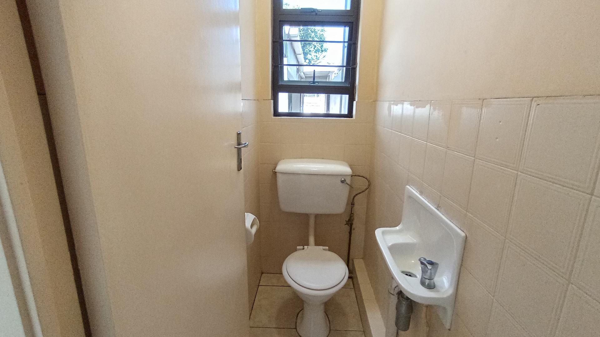 Guest Toilet - 2 square meters of property in Bulwer (Dbn)