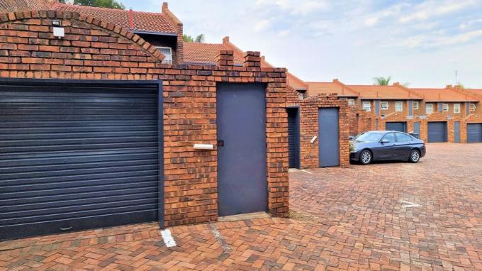 2 Bedroom Sectional Title for Sale For Sale in Garsfontein - Private Sale - MR562293