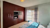 Main Bedroom - 18 square meters of property in Brackendowns