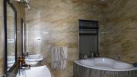 Main Bathroom - 19 square meters of property in Eldoraigne