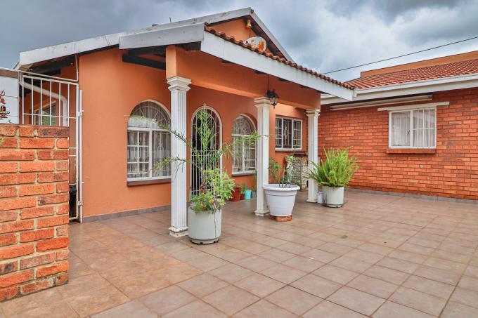 3 Bedroom House for Sale For Sale in Lenasia South - MR565012