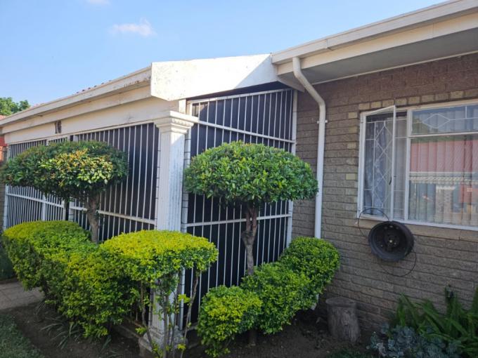 2 Bedroom Simplex for Sale For Sale in Rustenburg - MR567442