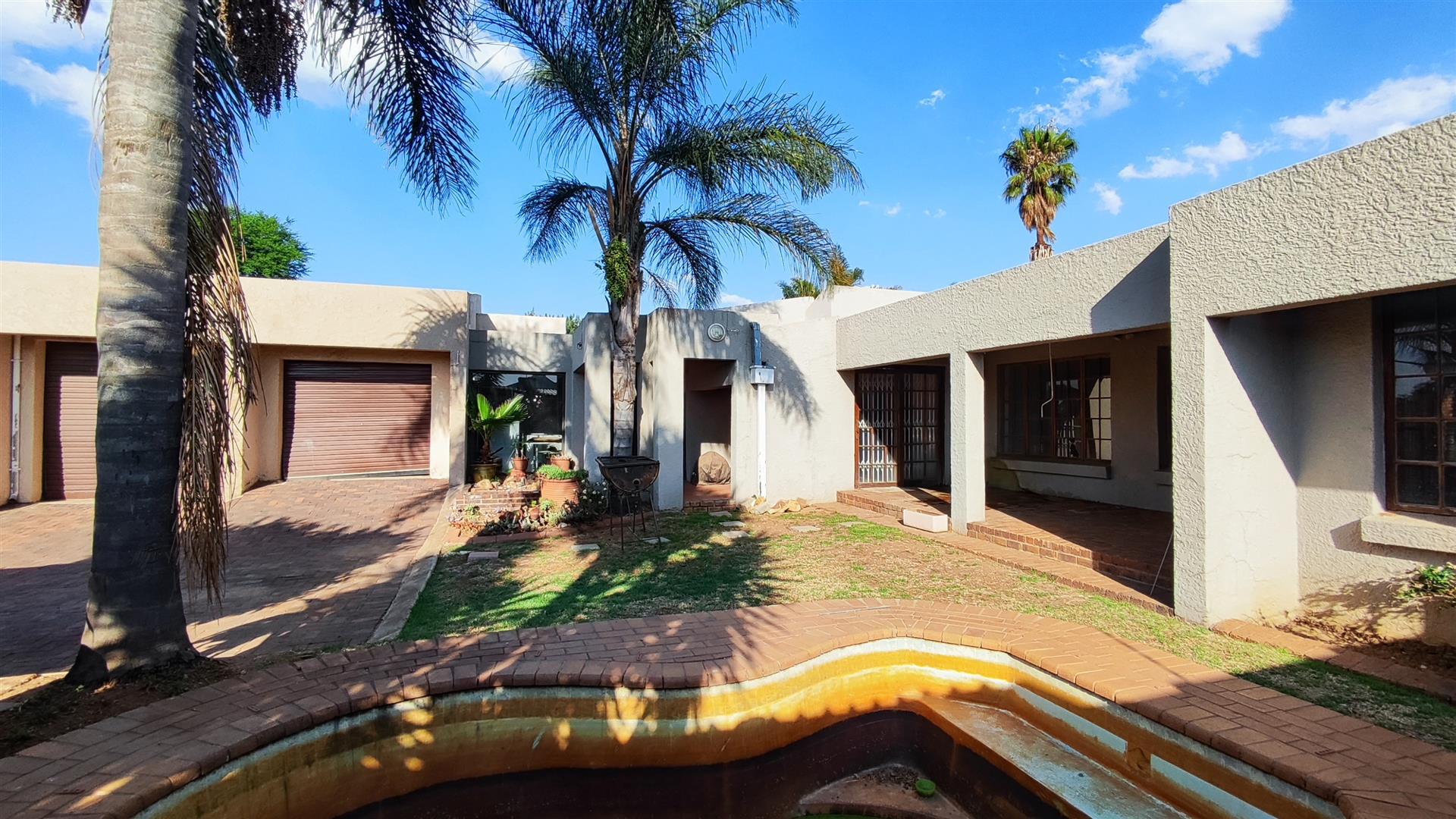 Front View of property in Glenmarais (Glen Marais)