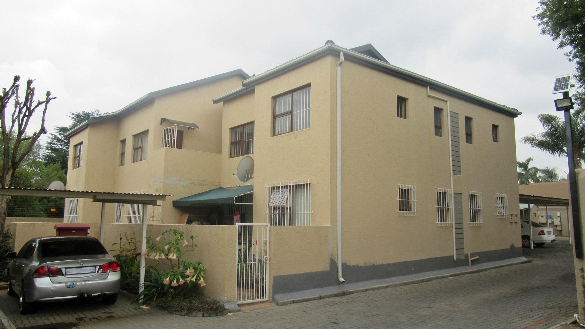 Front View of property in Glenmarais (Glen Marais)