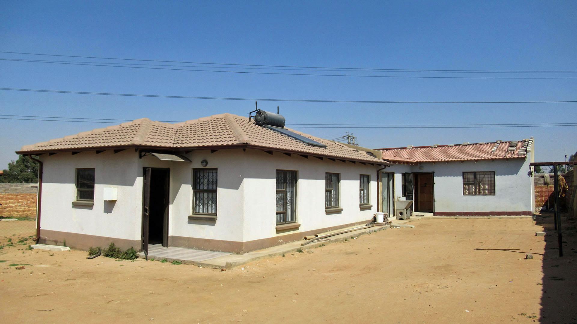 Front View of property in Delmore Park