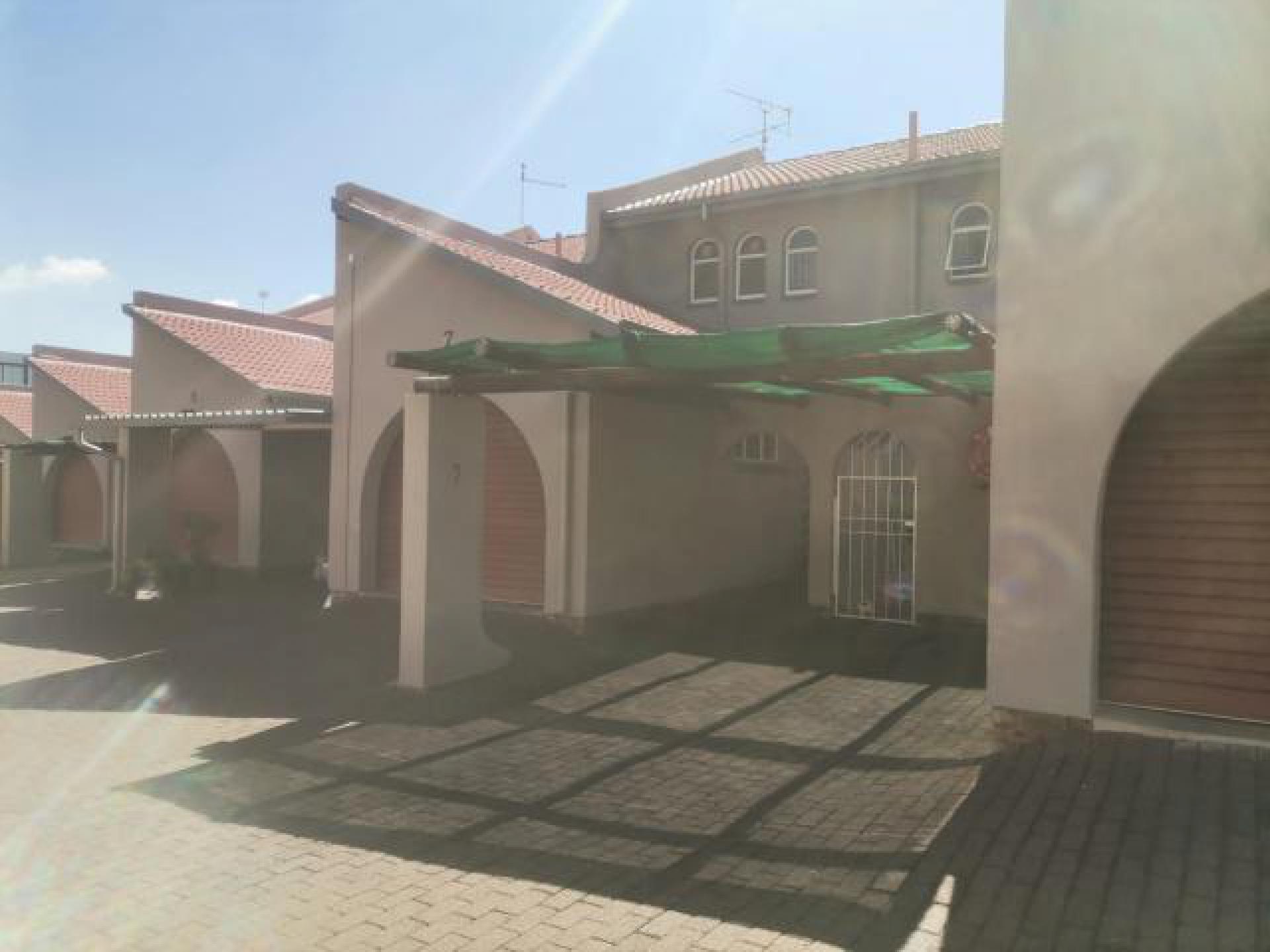 Front View of property in Glen Marais