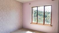 Bed Room 1 - 11 square meters of property in Dawncliffe