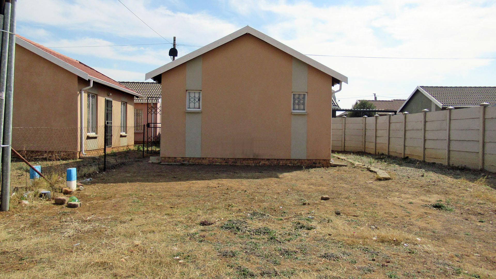 Front View of property in Savanna City