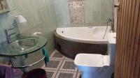 Bathroom 1 - 5 square meters of property in Glenesk