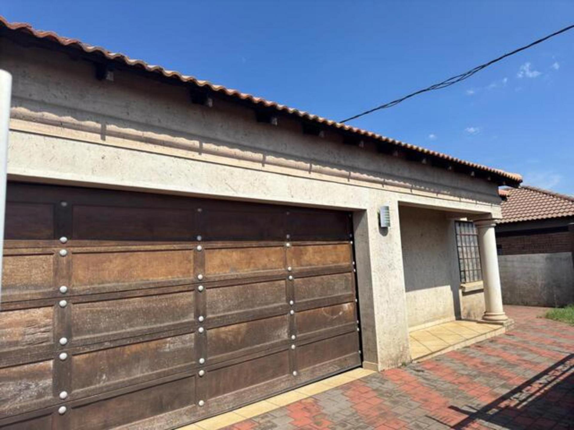 Front View of property in Middelburg - MP