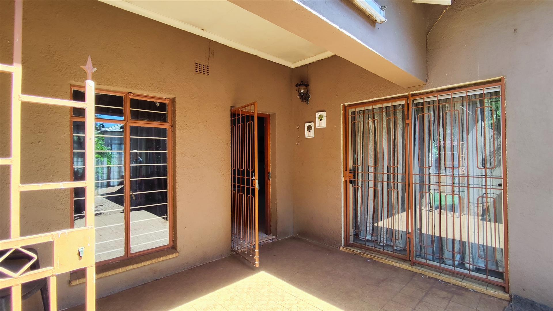 Patio of property in Casseldale