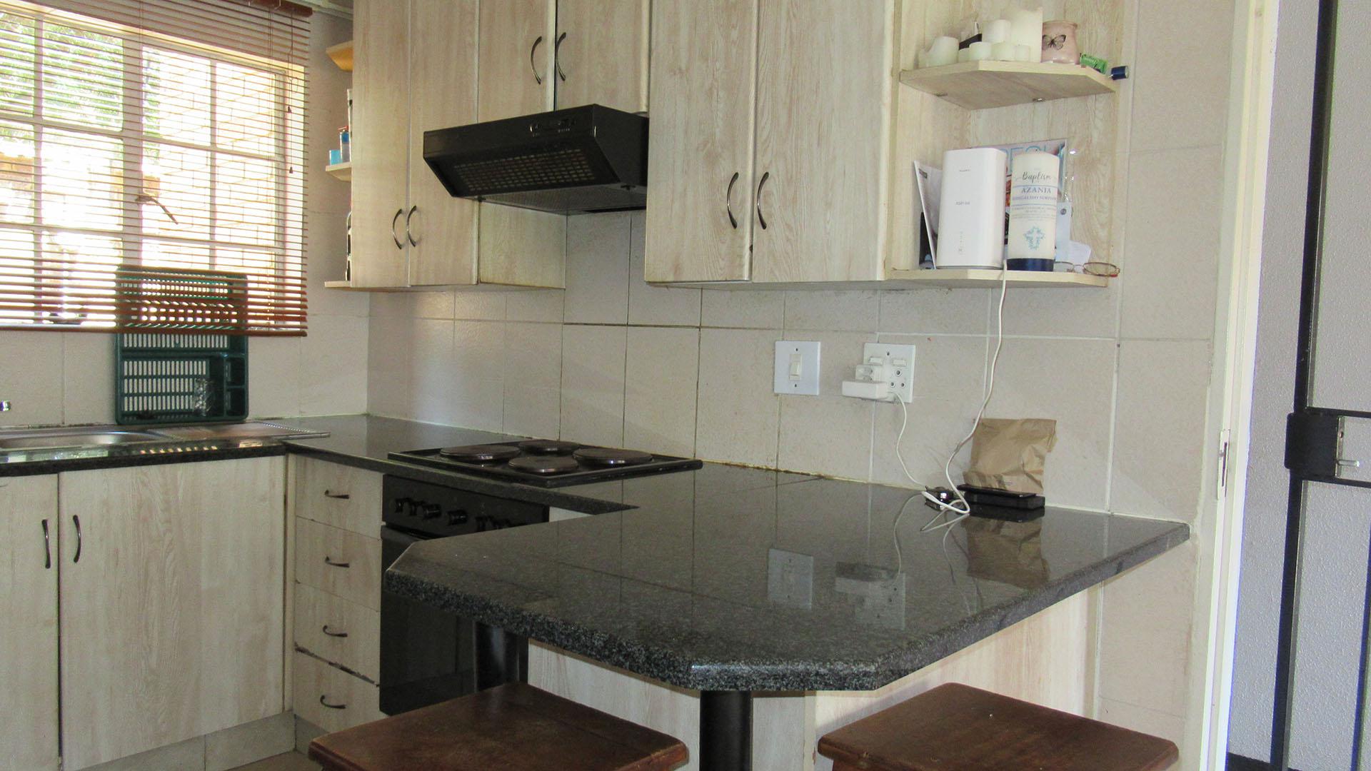 Kitchen - 7 square meters of property in Northgate (JHB)