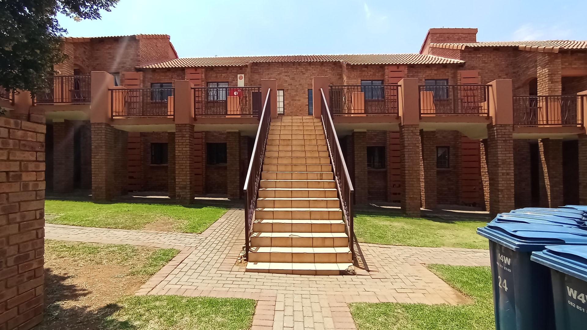 Front View of property in Mooikloof Ridge