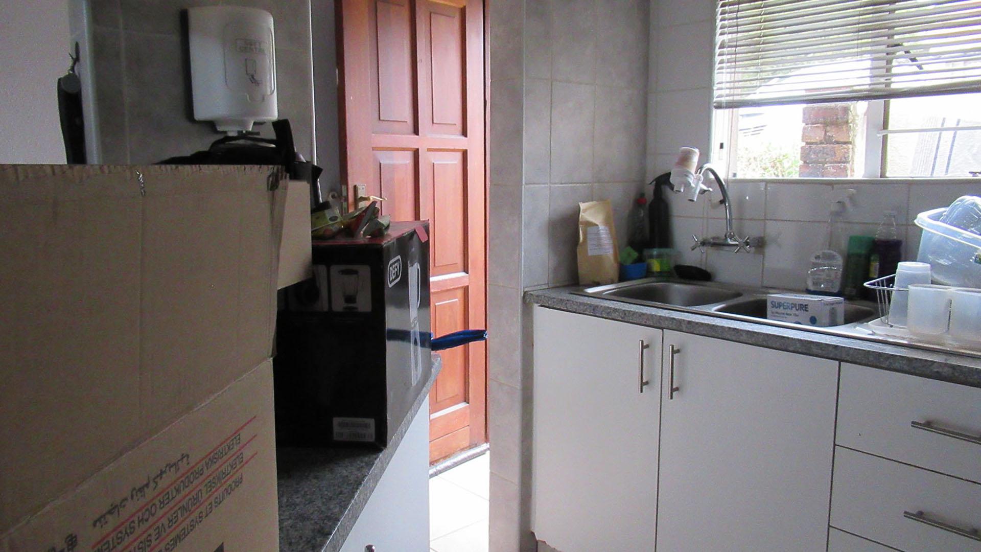 Kitchen - 8 square meters of property in Sonneglans