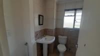 Bathroom 1 - 5 square meters of property in Sonneglans