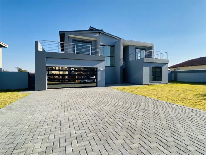 4 Bedroom House for Sale For Sale in Helderwyk Estate - MR582102