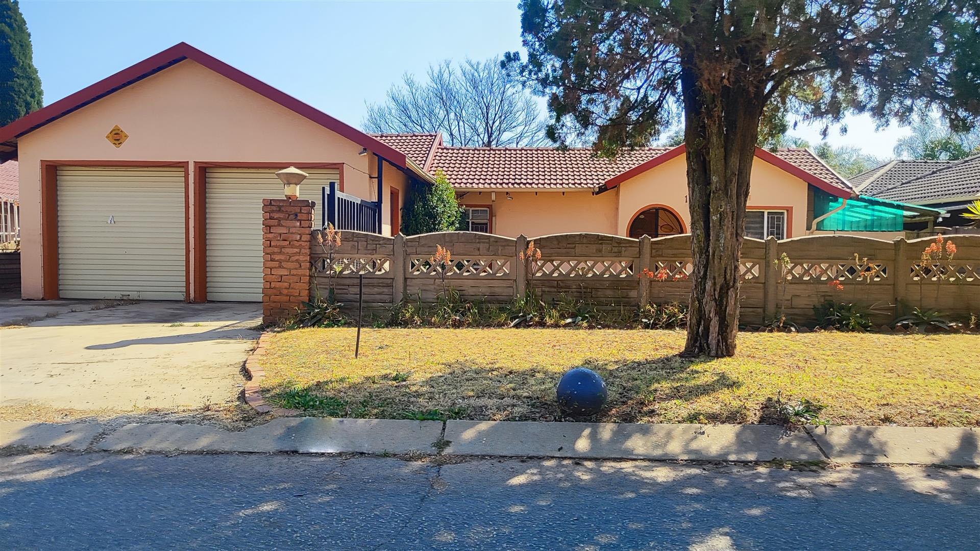 Front View of property in Glenmarais (Glen Marais)