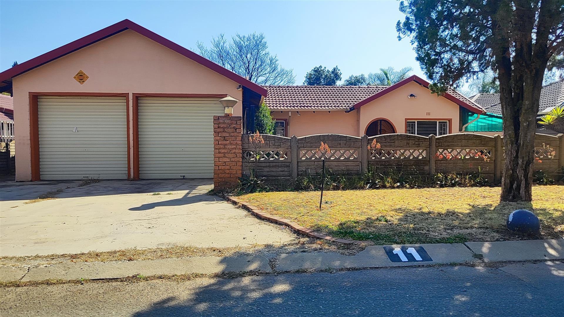 Front View of property in Glenmarais (Glen Marais)