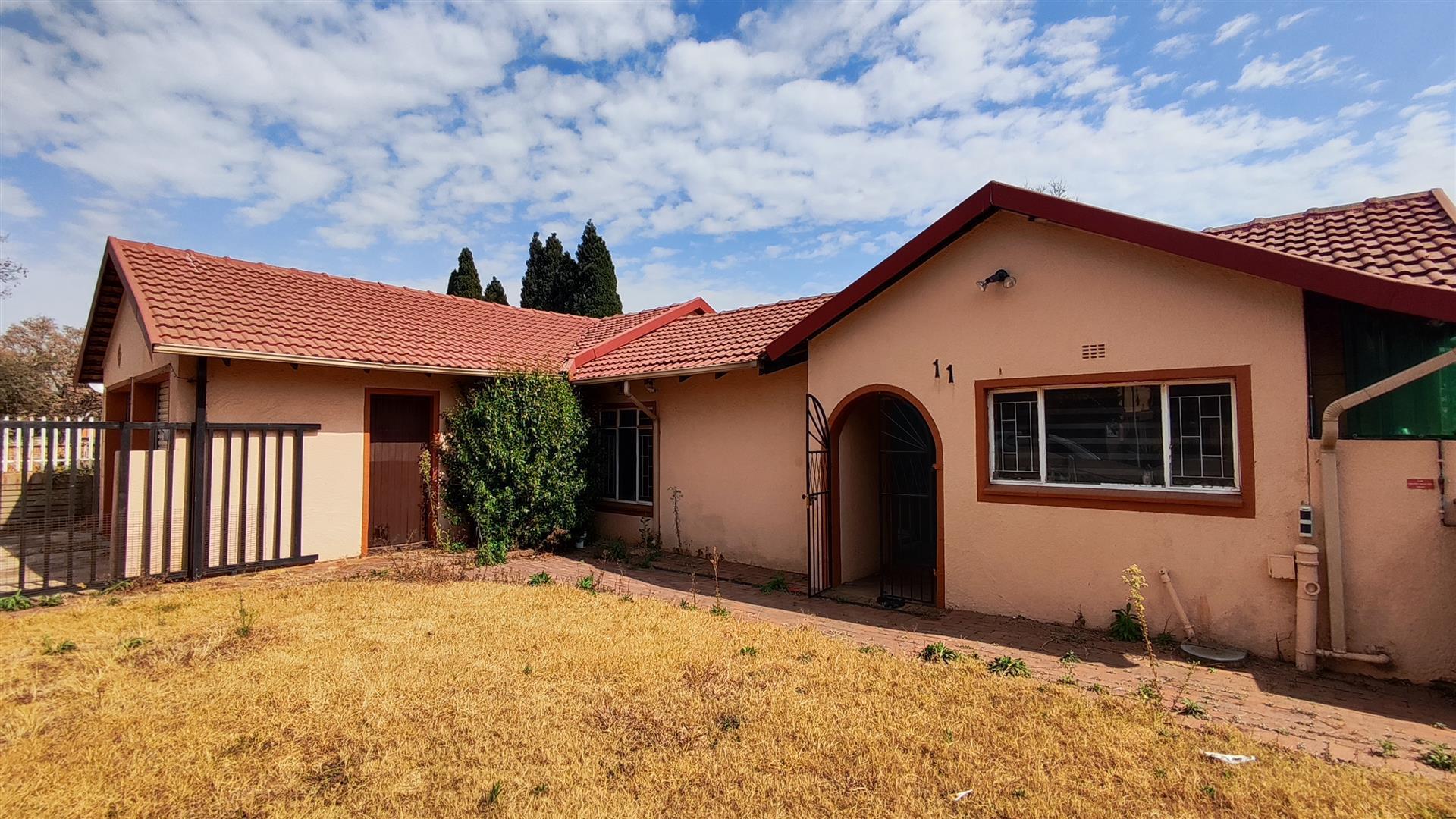 Front View of property in Glenmarais (Glen Marais)