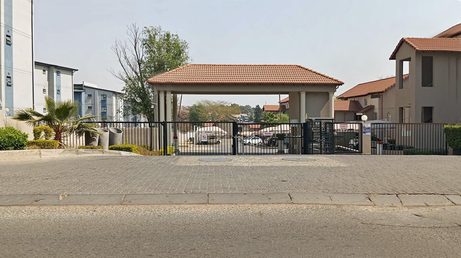 FNB Quick Sell 2 Bedroom Sectional Title for Sale in Erand G