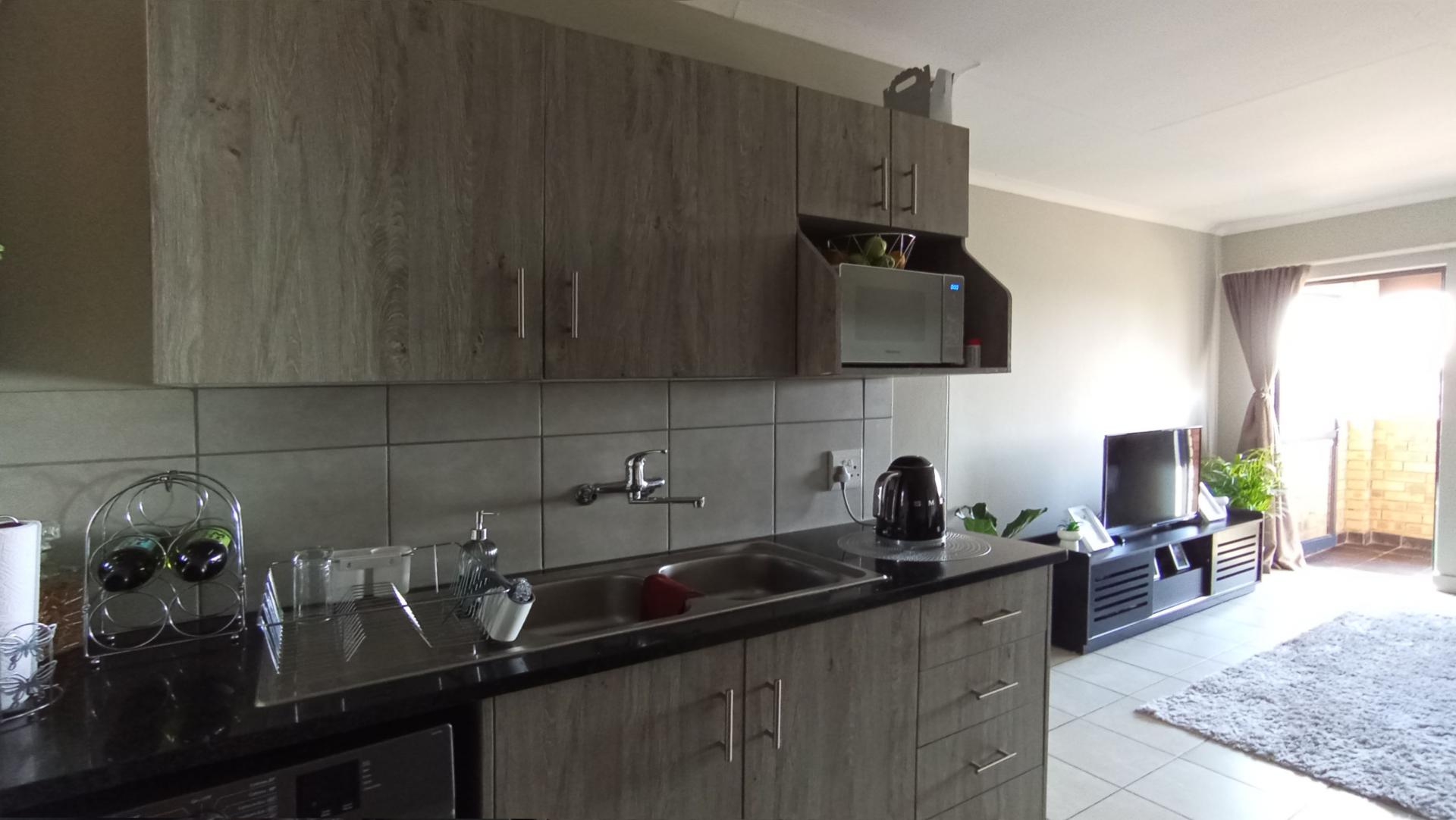 Kitchen - 8 square meters of property in Heuweloord