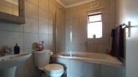 Bathroom 1 - 5 square meters of property in Heuweloord