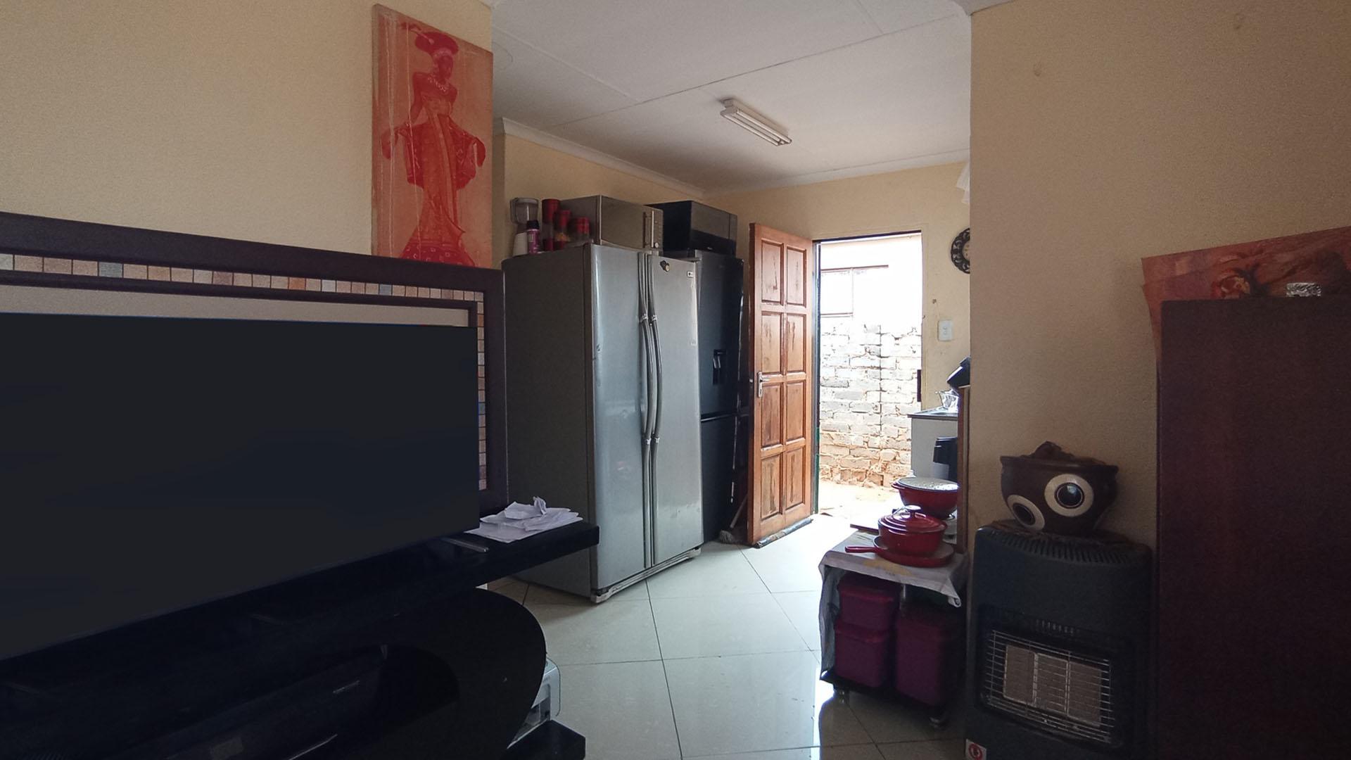 Lounges - 12 square meters of property in Soshanguve East