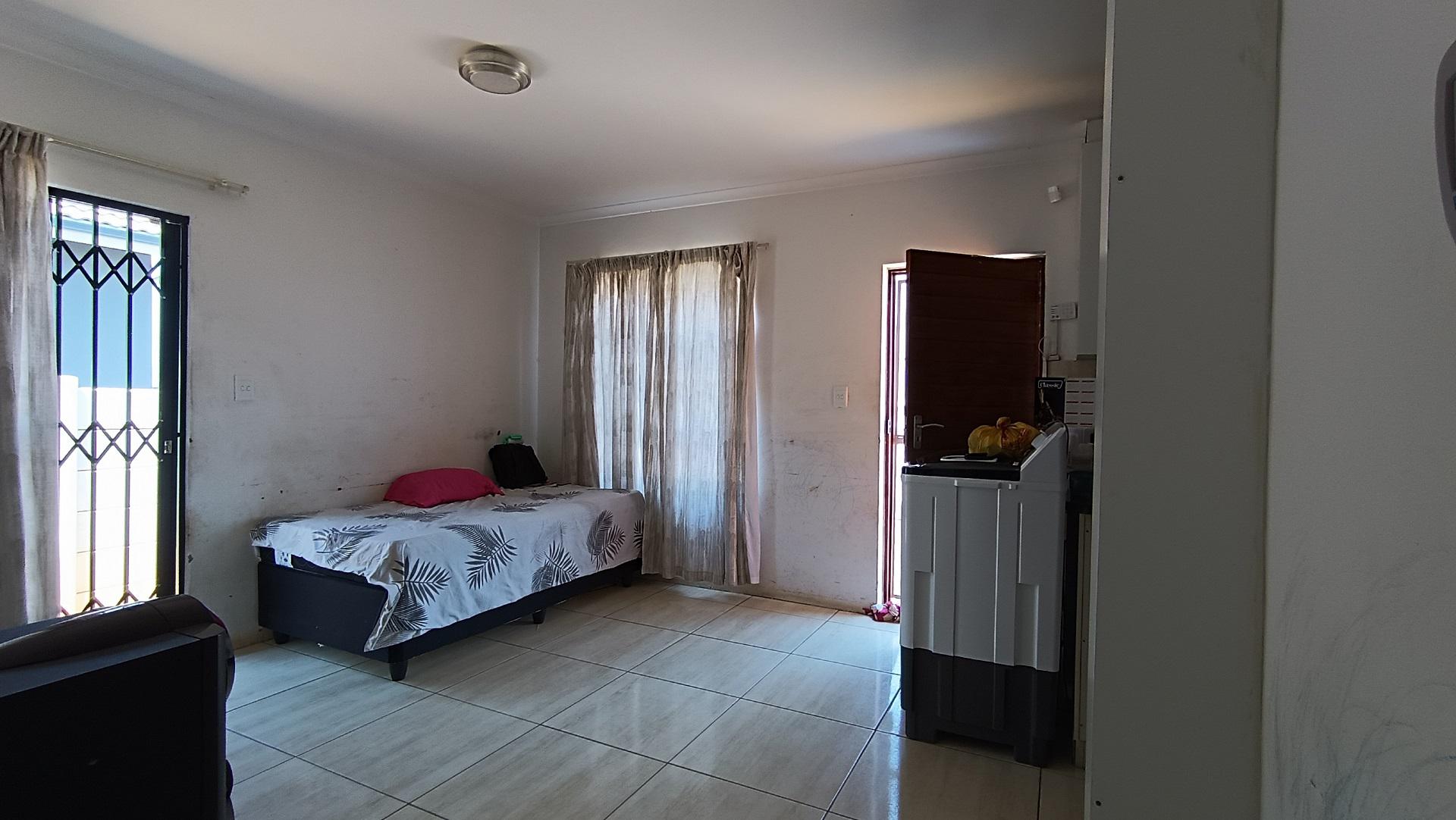 Lounges - 16 square meters of property in Paarl