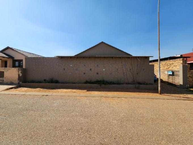 4 Bedroom House for Sale For Sale in Lenasia South - MR591050