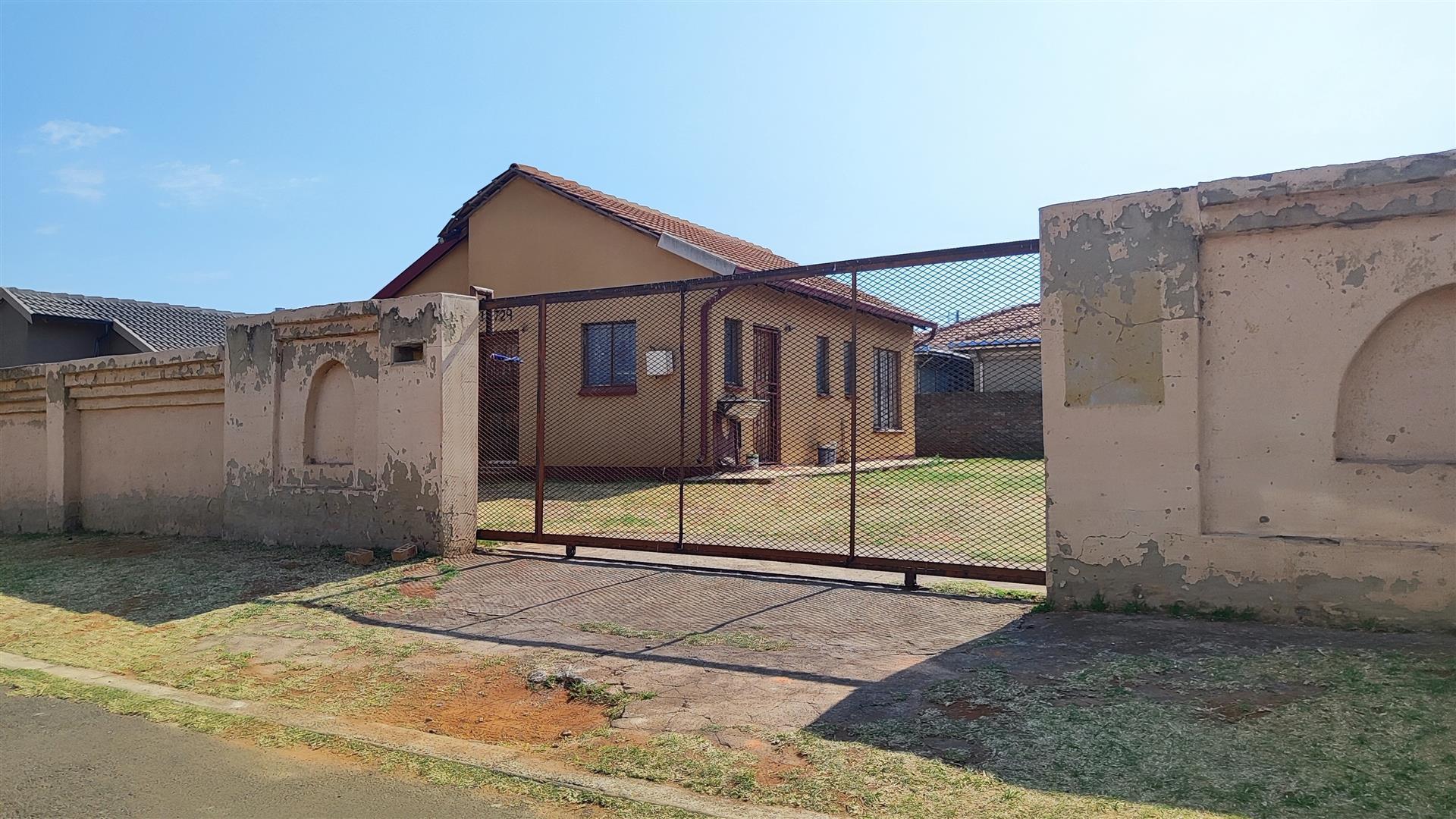 Front View of property in Vosloorus